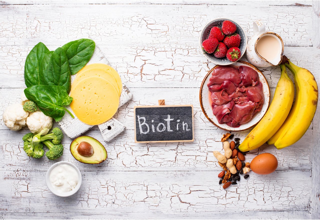Potraviny bohaté na biotin, vejce, ořechy, losos, špenát, brokolice, sladké brambory