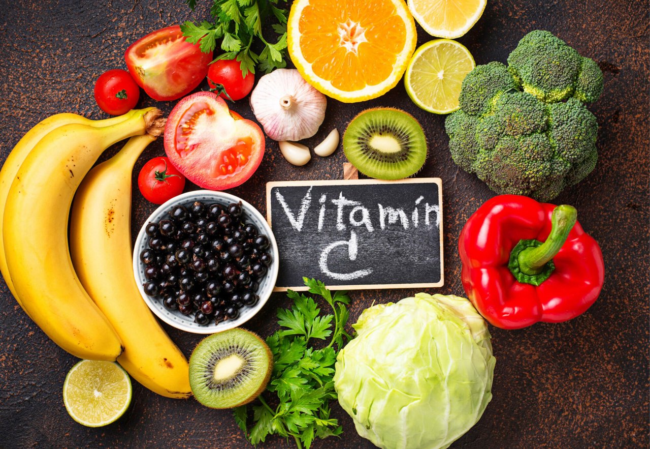 Potraviny bohaté na vitamín C, červená paprika, citrusy, kiwi, jahody, brokolice