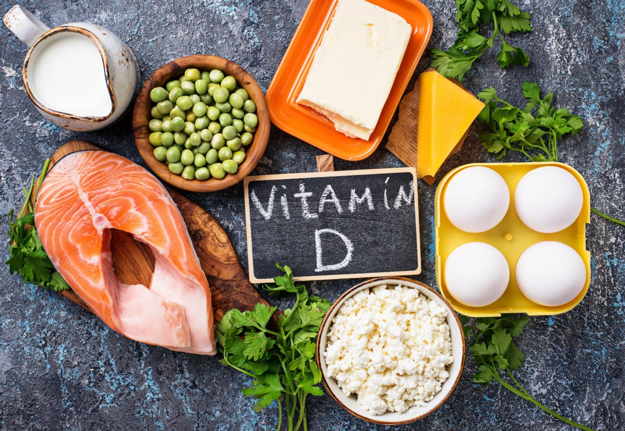 Zdroje vitamínu D, tučné ryby, vejce, sýr a sluneční záření