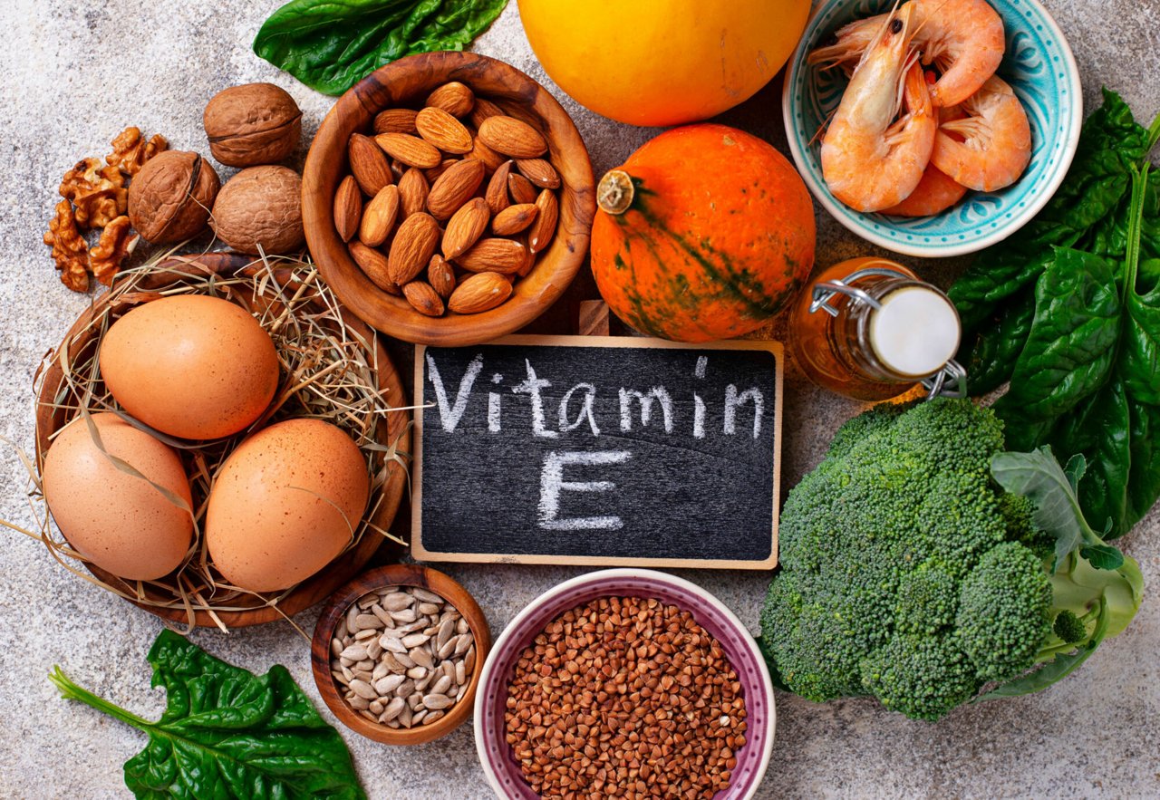 Potraviny bohaté na vitamín E, slunečnicová semínka, mandle, rostlinné oleje, špenát, avokádo