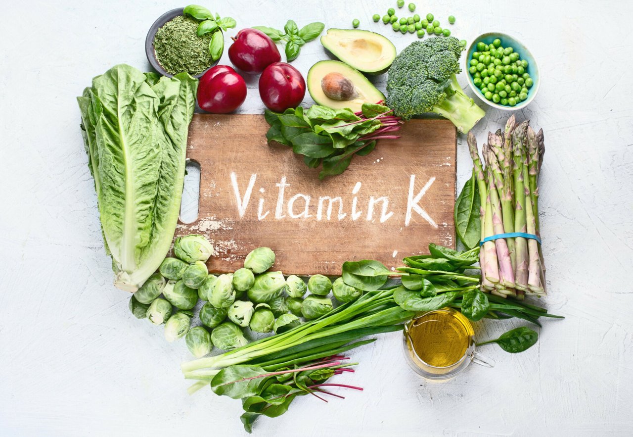 Potraviny bohaté na vitamín K, listová zelenina, brokolice, sýr, vejce