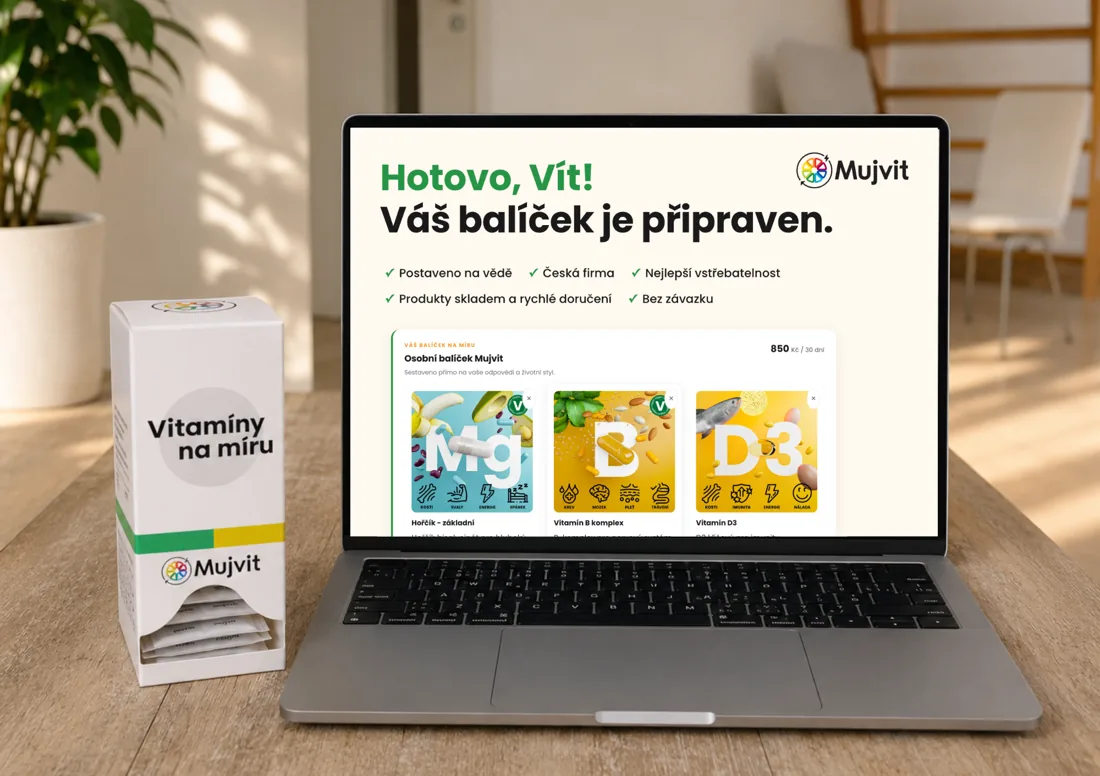Doporučení vitamínů na míru z dotazníku Mujvit na notebooku vedle krabičky Mujvit