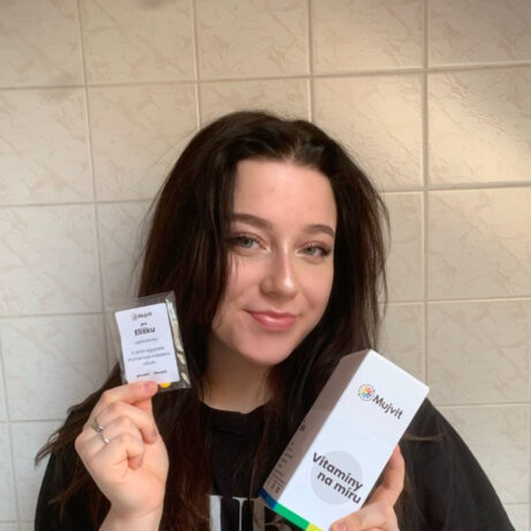 Eliška s balíčkem vitamínů Mujvit
