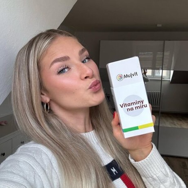 Karolína s balíčkem vitamínů Mujvit