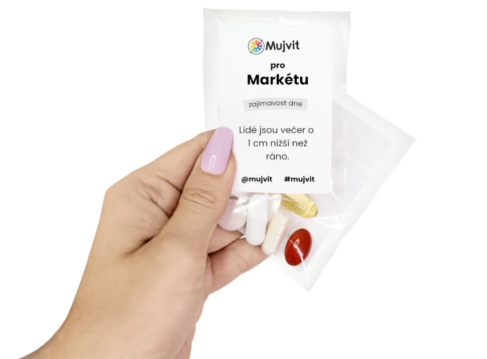 Ruka držící denní sáček Mujvit s vitamíny na míru