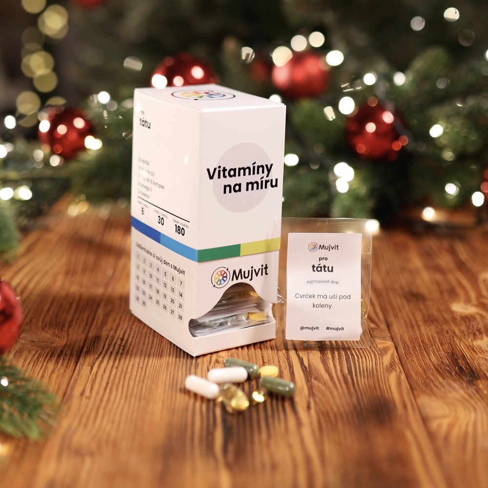 Krabička Vitamíny na míru, denní sáček s oslovením pro tátu a kapsle na dřevěném stole