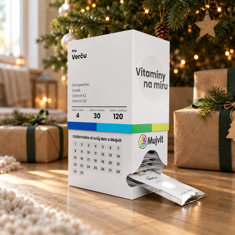 Krabička Vitamíny na míru Mujvit s oslovením pro Verču a denní sáček pod vánočním stromečkem mezi dárky